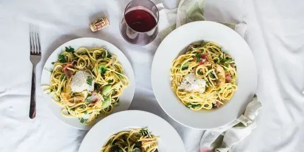 Wino do spaghetti: Jakie wina najlepiej pasują do różnych sosów?