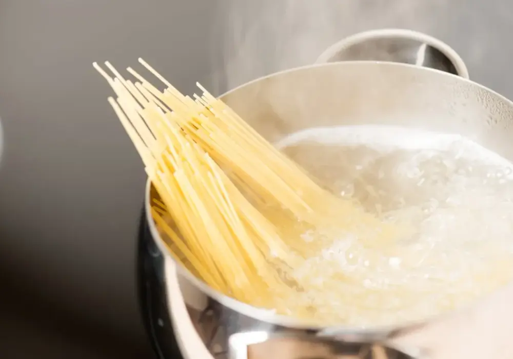 Ile makaronu spaghetti na osobę? Poznaj idealną porcję!
