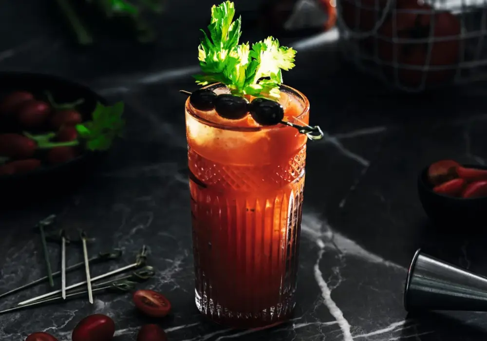 Najlepszy przepis na drink z sokiem pomidorowym, który zaskoczy gości
