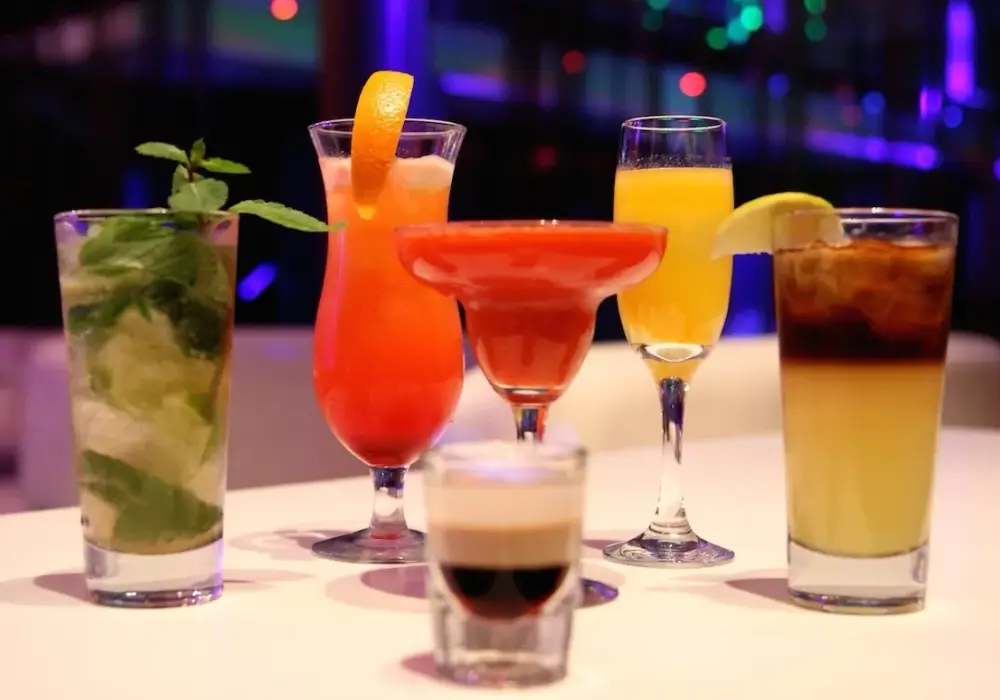 Jak nazywa się gra w której robi się drinki? Odkryj najlepsze tytuły