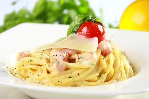 Proste i smaczne spaghetti ze śmietaną – przepisy z różnymi dodatkami