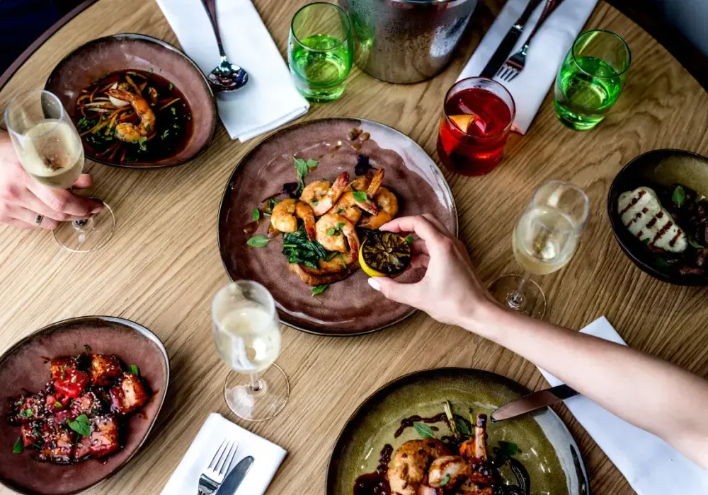 Gdańsk na lunch: Najlepsze miejsca na szybki posiłek i biznesowe spotkanie