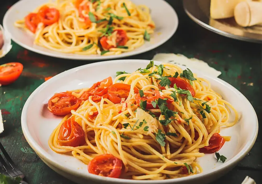 Spaghetti aglio olio z pomidorami – prosta receptura pełna smaku