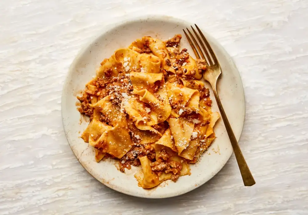 Spaghetti bolognese wikipedia: historia, przepis i sekrety smaku