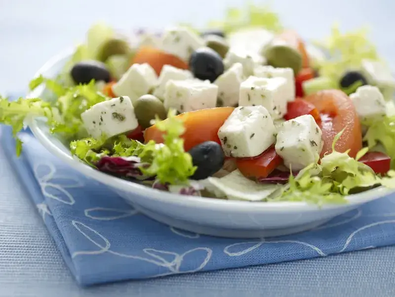 Jaki ser feta do sałatki greckiej, by uniknąć rozczarowania smakiem?