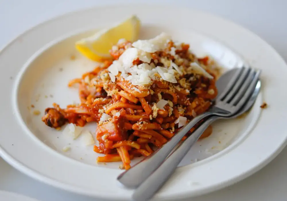 Proste spaghetti z pomidorów w puszce, które uratuje Twój obiad