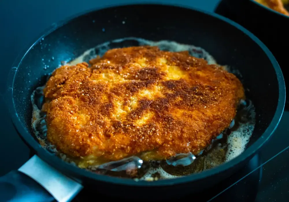 Idealny kotlet schabowy: Ile smażyć, by był miękki i soczysty?