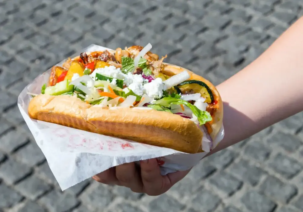 Kebab w bułce: ile kalorii? Poznaj fakty i wybierz lżej!
