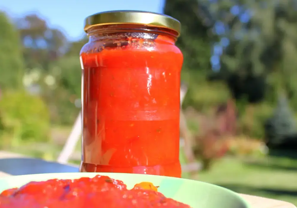 Jak zawekować sos do spaghetti? Prosty przepis na zimę