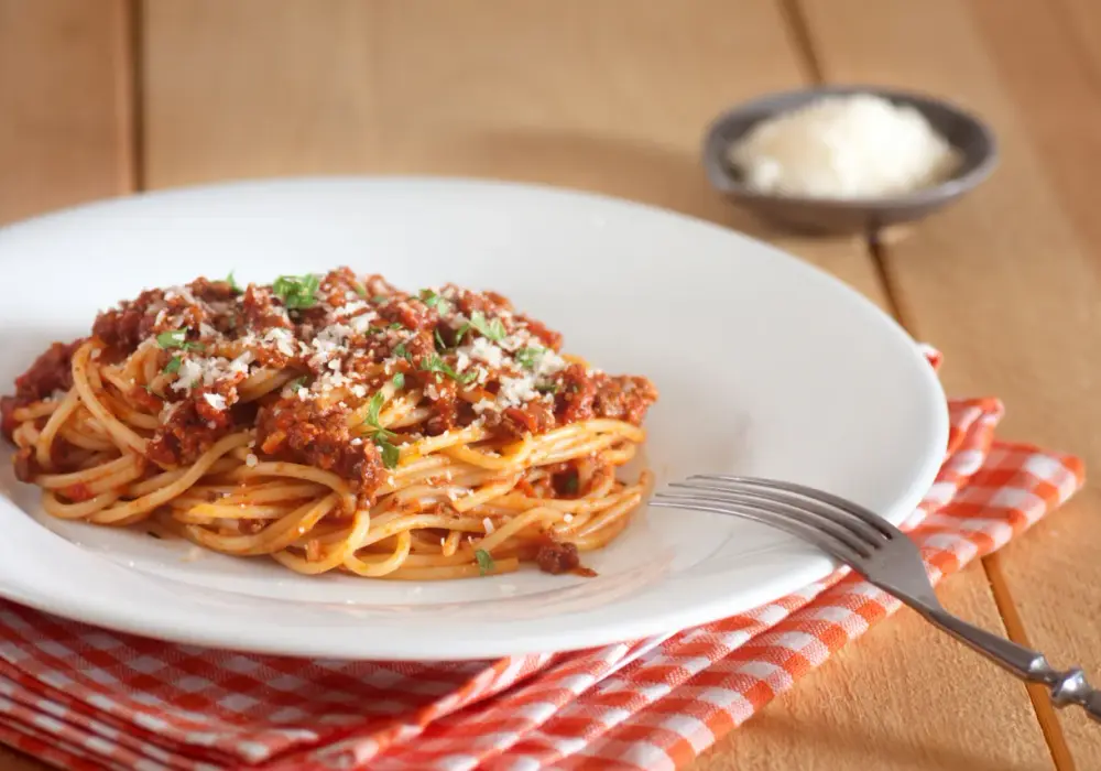 Spaghetti Bolognese: Ile kalorii? Sprawdź i odchudź danie