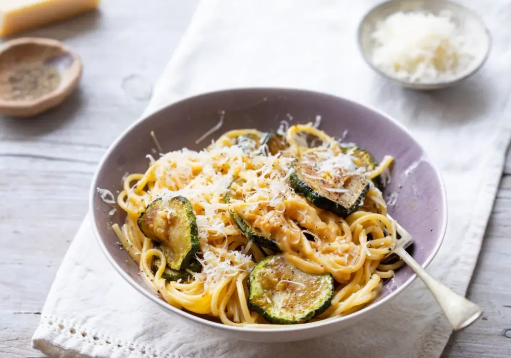 Pyszne spaghetti z cukinią i pieczarkami - łatwy przepis na obiad