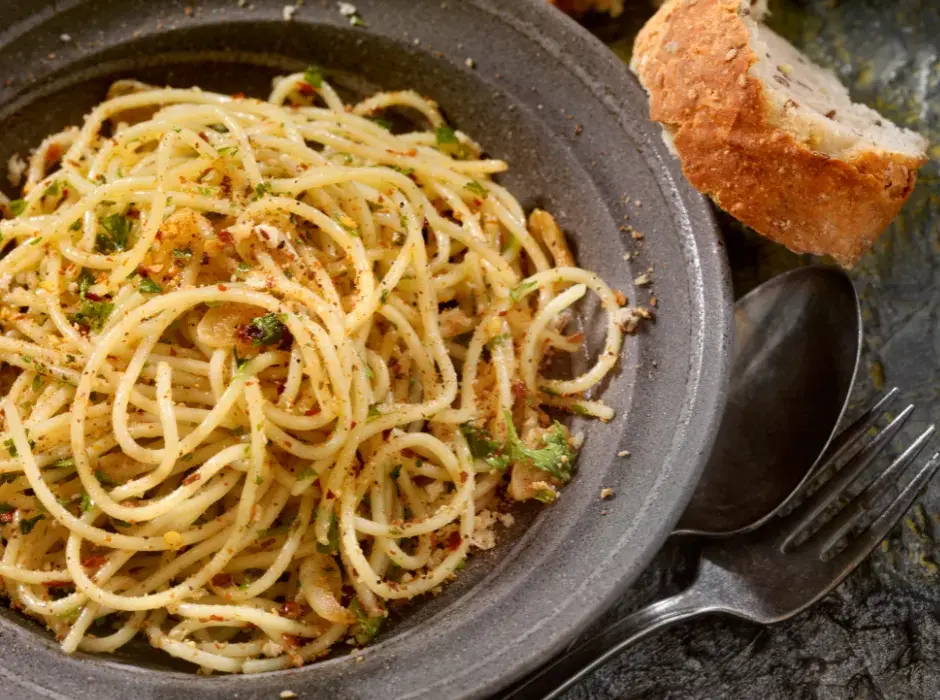 Pyszne spaghetti aioli ze śmietaną - prosty przepis na obiad