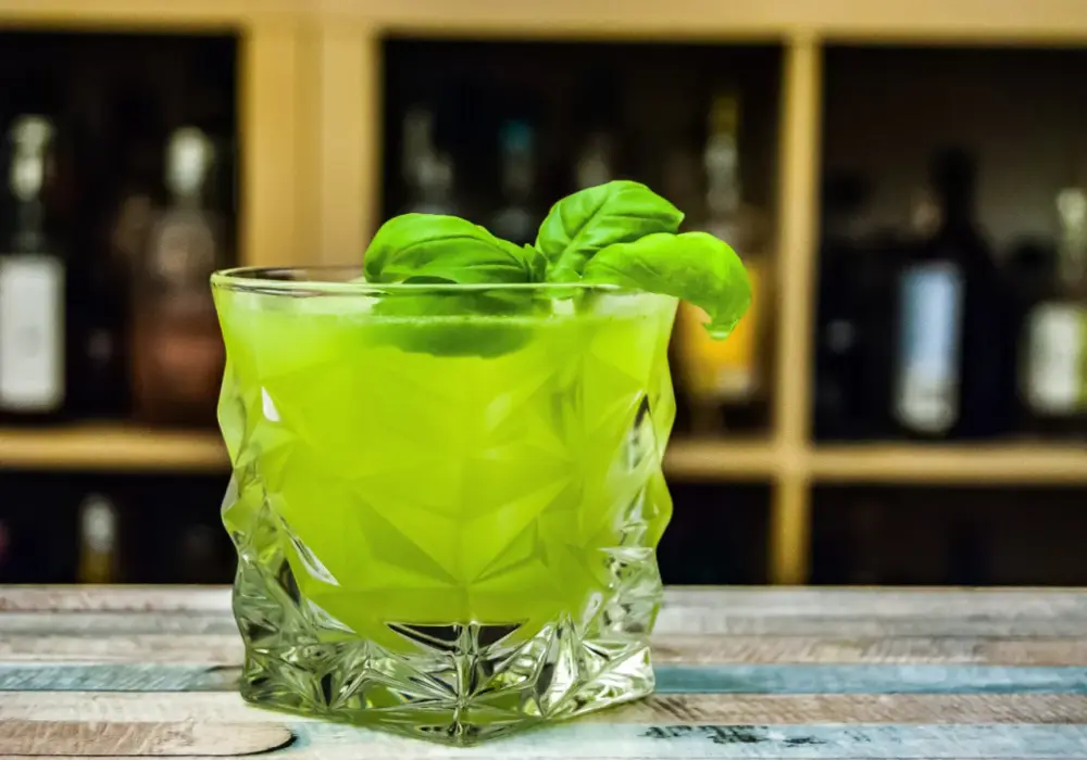 Orzeźwiające drinki z syropem miętowym na każdą okazję