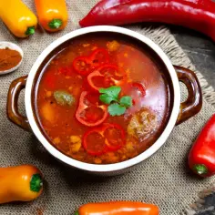 Aromaticzna zupa gulaszowa z papryką i przyprawami, gotowa do podania. Idealne co do zupy gulaszowej.