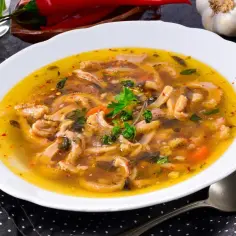 Aromaticzna zupa flaki z dodatkiem ziół i przypraw. Idealna na chłodne dni, z pewnością doda smaku każdemu posiłkowi.