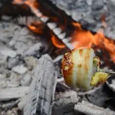 Pyszne, rumiane pianki na ognisko, idealne do pieczenia nad ogniem.
