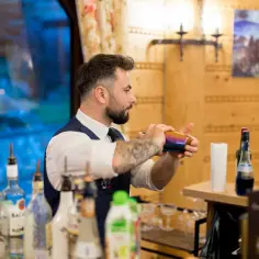 Barman przygotowuje drinki na wesele. Zastanawiasz się, ile kosztuje barman na wesele? Ten profesjonalista z pewnością doda uroku każdej imprezie.