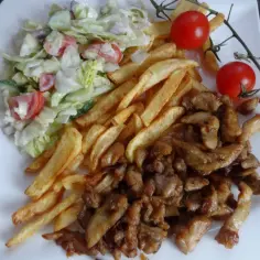 Porcja gyrosa z frytkami i surówką. Zastanawiasz się, ile kalorii ma gyros z frytkami? To danie jest sycące!