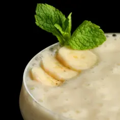 Pyszne drinki z sokiem bananowym i malinowym, które musisz spróbować