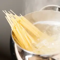 Gotujesz spaghetti? Zazwyczaj ok. 80-100 g makaronu spaghetti na osobę to idealna porcja.