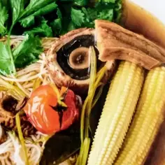 Aromatyczna zupa na wędzonce z makaronem, kolendrą, pieczarką, pomidorkiem i kukurydzą.
