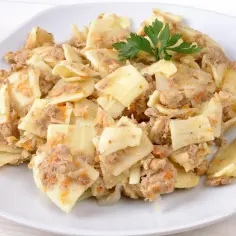 Łazanki z mięsem mielonym i warzywami, idealne do przyprawienia. Pyszne danie, które zachwyci każdego.