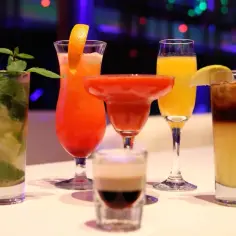 Jak nazywa się gra w której robi się drinki? Odkryj najlepsze tytuły