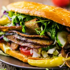 Pyszny kebab z frytkami, pełen mięsa i warzyw. Zastanawiasz się, ile kcal ma kebab z frytkami? Ten wygląda na sycący!