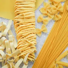 Różne rodzaje makaronu: tagliatelle, farfalle, spaghetti, penne. Zastanawiasz się, ile gram makaronu na diecie?