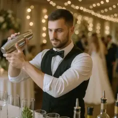 Barman przygotowuje drinki na weselu. Zastanawiasz się, ile kosztuje drink bar na wesele?
