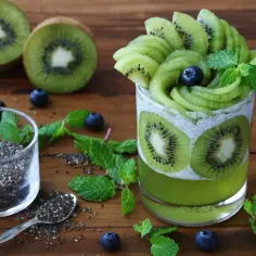 Pyszny deser z kiwi i nasion chia, z dodatkiem borówek. Czy kaki można zalać galaretką? Ten deser pokazuje, że kiwi świetnie komponuje się z innymi składnikami.