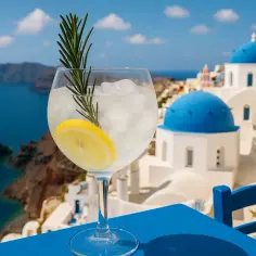 Orzeźwiający drink z cytryną i rozmarynem, idealny do relaksu. Pomyśl o tym, jak zrobić ouzo, delektując się widokiem na Santorini.