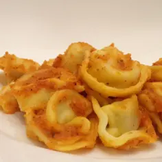 Z czym podać tortellini na obiad? Odkryj pyszne pomysły na dania