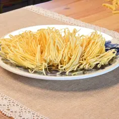 Talerz pełen świeżego makaronu tagliatelle, idealna porcja na osobę.