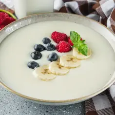 Jak zrobić grysik na mleku? Kremowy grysik z malinami, borówkami i bananem. Idealne śniadanie.