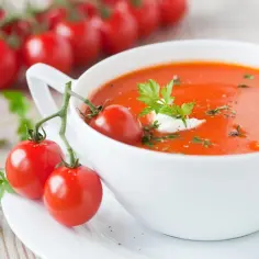 Aksamitna zupa pomidorowa z pomidorkami koktajlowymi i natką pietruszki. Czy zupa pomidorowa jest zdrowa? Tak, to pyszne i zdrowe danie!