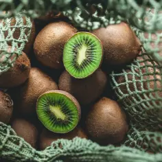 Dużo kiwi w zielonej siatce. Idealne na smoothie, sałatkę owocową lub deser. Co zrobić z dużą ilością kiwi? Oto inspiracja!