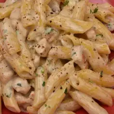 Penne z kurczakiem w sosie śmietanowym – prosty przepis na obiad