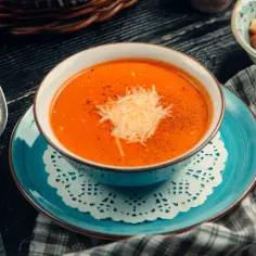 Aksamitna zupa pomidorowa z parmezanem. Czy zupa pomidorowa jest dobra na odchudzanie? Niskokaloryczna, sycąca i pyszna.