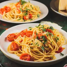 Spaghetti aglio olio z pomidorami – prosta receptura pełna smaku