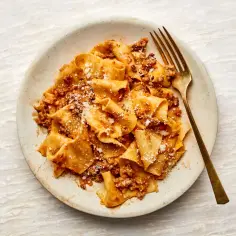Spaghetti bolognese wikipedia: historia, przepis i sekrety smaku