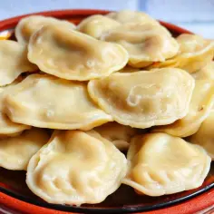 Stos idealnych pierogów, które świadczą o tym, że użyto najlepszej mąki na pierogi.