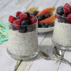 Pudding chia z owocami leśnymi w szklankach. Zastanawiasz się, ile może stać pudding chia w lodówce? Ten deser jest idealny na śniadanie.