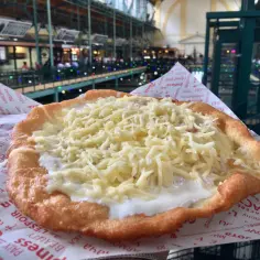 Lángos z serem i śmietaną, popularna przekąska w Budapeszcie. Zastanawiasz się, ile kosztuje pizza w Budapeszcie?