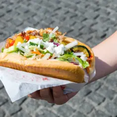 Pyszny kebab w bułce z warzywami i serem feta. Zastanawiasz się, ile kalorii ma kebab w bułce?