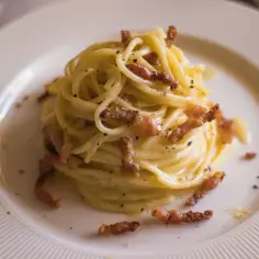 Spaghetti carbonara z chrupiącym boczkiem. Czy do spaghetti dodaje się śmietanę? W tej wersji nie, ale smak jest kremowy!