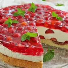 Pyszny tort z galaretką i truskawkami. Czy rozmrażać truskawki do galaretki? Tak, aby były soczyste i pięknie wyglądały w deserze.