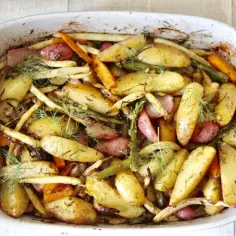 Pieczenie warzyw w piekarniku: ziemniaki, marchewki, rzodkiewki i fasolka szparagowa, doprawione ziołami.