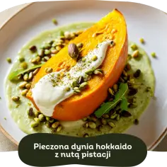 Pieczona dynia hokkaido, podana na kremowym sosie z pistacjami, ozdobiona listkami mięty.