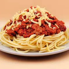 Talerz spaghetti bolognese z serem. Czy spaghetti bolognese jest zdrowe? Zależy od składników!